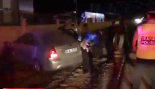 Otomobil Duvara Çarptı 4 Yaralı