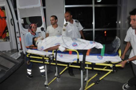 Otomobil Tıra Çarptı, 4 Yaralı