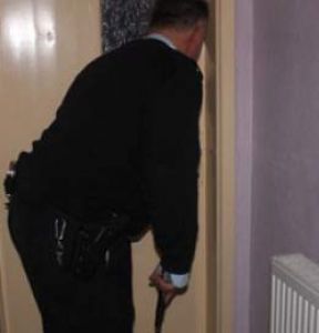 Polis Evde Hırsız Aradı