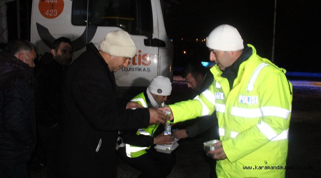 Polis yolda kalan şoförlere çorba ikram etti