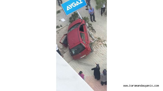 REKLAM TABELASINA ÇARPTI 2 YARALI