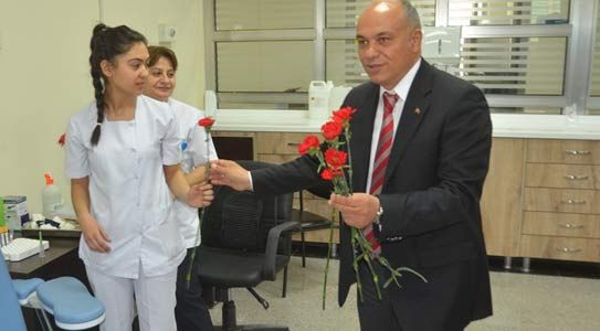 Sağlık Çalışanlarına Karanfil Dağıttı