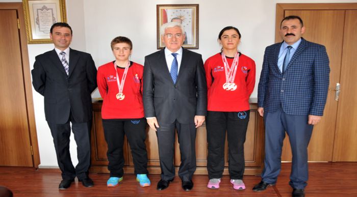 Şampiyon Bisikletçiler Ödüllendirildi