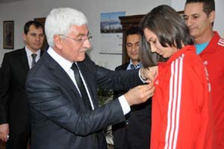 Şampiyon Sporcuya Vali'den Altın