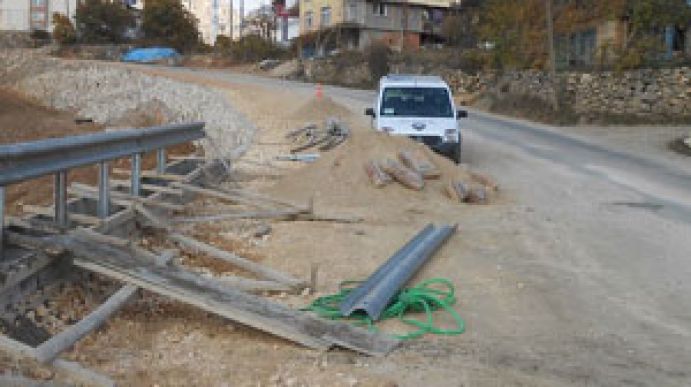 Sarıveliler’de Yollar Genişletiliyor