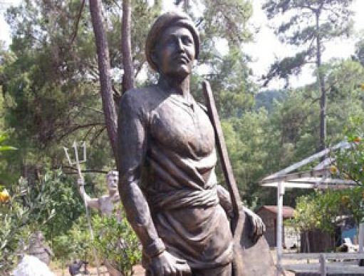 Sarıveliler'e Dikiliyor