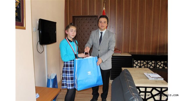 SATRANÇ ŞAMPİYONLARINI ÖDÜLENDİRİLDİ