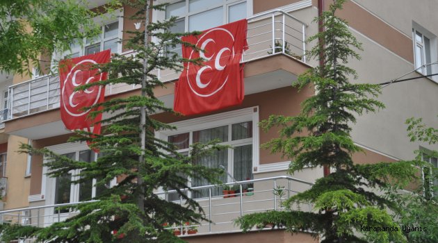 SEÇMEN RENGİNİ EVLERİNE BAYRAK ASARAK İLAN EDİYOR