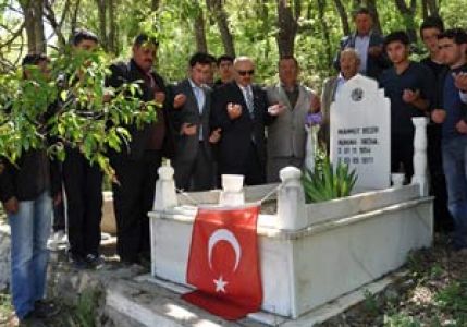 Şehit Öğretmen Mezarı Başında Anıldı