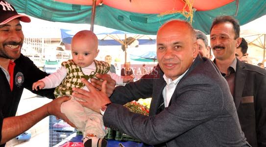 Semt Pazarında Başkan'a Sevgi Gösterisi