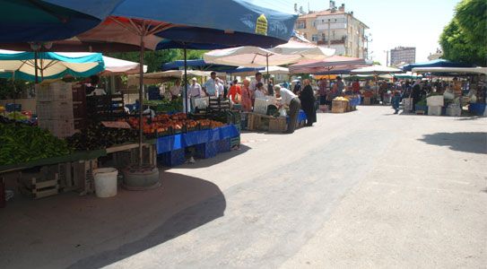 Semt Pazarında Sıcak Durgunluğu