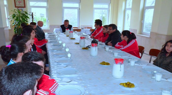 Sporculara Moral Yemeği Verdi