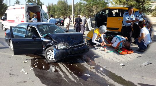 Taksi İle Otomobil Çarpıştı 2 Yaralı