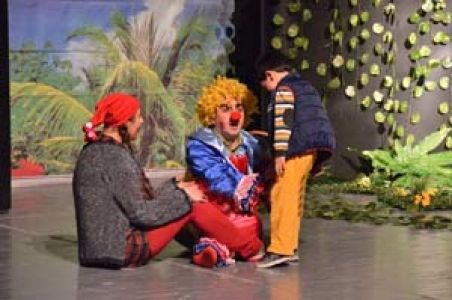 Tiyatro Oyunu Çocukları Eğlendirdi