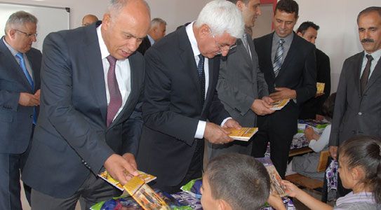 Miniklere Kitap Dağıttı