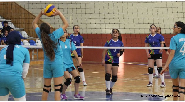 VOLEYBOL MÜSABAKALARI NEFES KESTİ