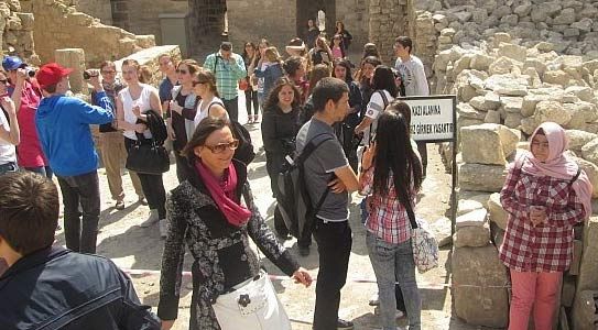 Yabancı Konuklarını Gezdirdi