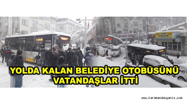 YOLDA KALAN BELEDİYE OTOBÜSÜNÜ VATANDAŞLAR İTTİ
