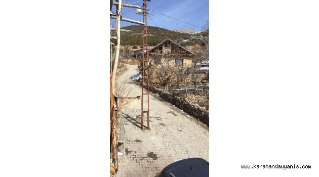 YOLDA KALAN DİREK TEPKİ ÇEKTİ