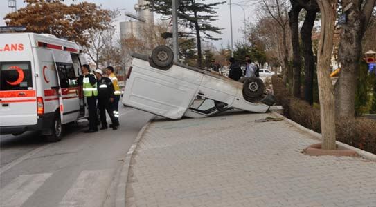 Yoldan Çıkan Kamyonet Takla Attı