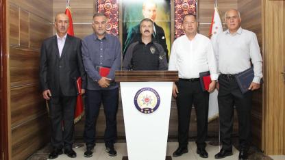 Emekliye Ayrılan Polis Memurlarına Müdür Turhan'dan Plaket