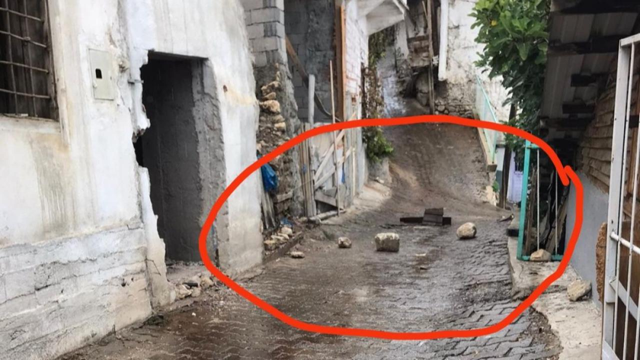 Ermenek&#039;te Yıkılmayı Bekleyen Afet Evleri Tehlike Saçıyor