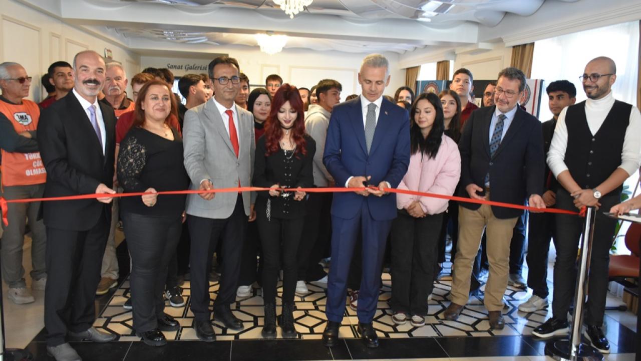 Genç Yetenekler Cumhuriyet Coşkusunu Tuvale Taşıdı