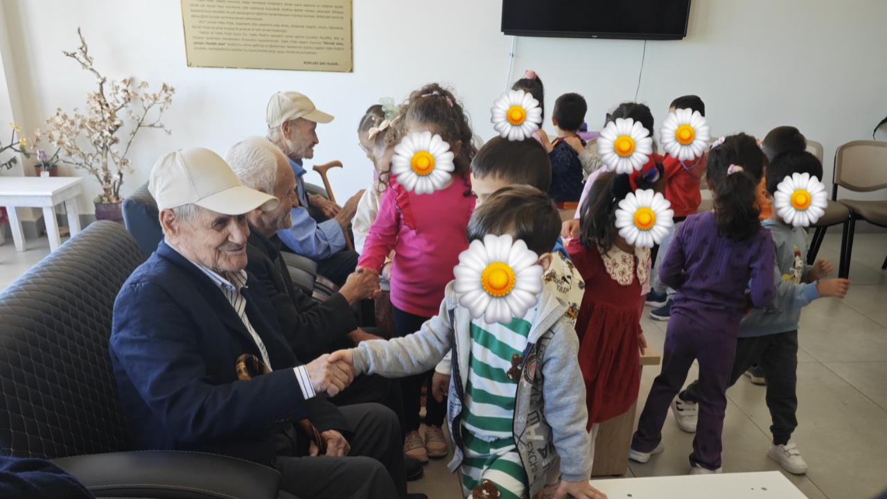 Küçük Eller, Büyük Kalplere Dokundu