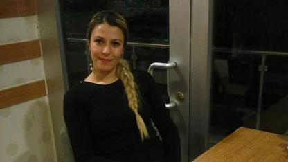 Evinin penceresinden düşen öğretmen hayatını kaybetti