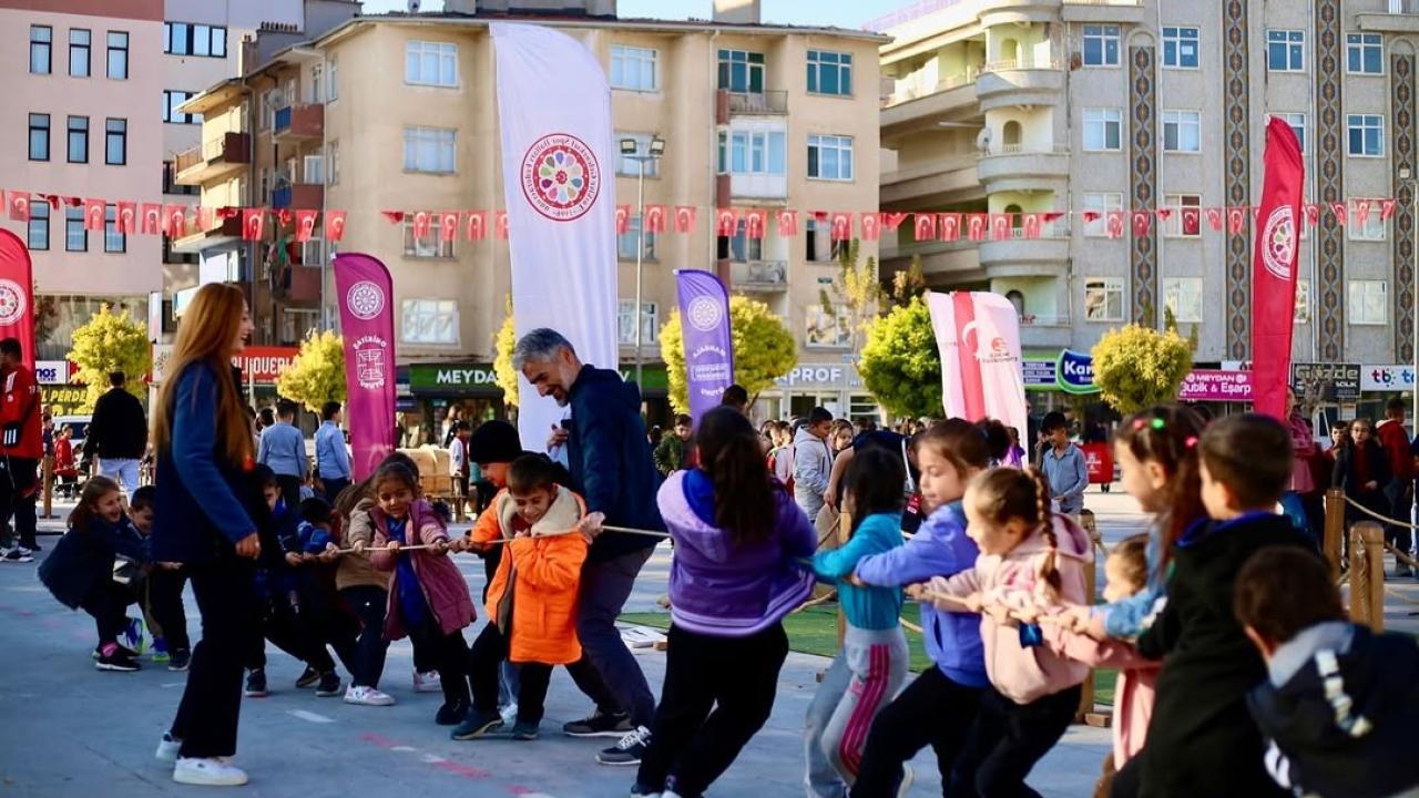&quot;Geleneksel Oyunlar Tırı&quot; Karaman&#039;da Çocuklarla Buluştu