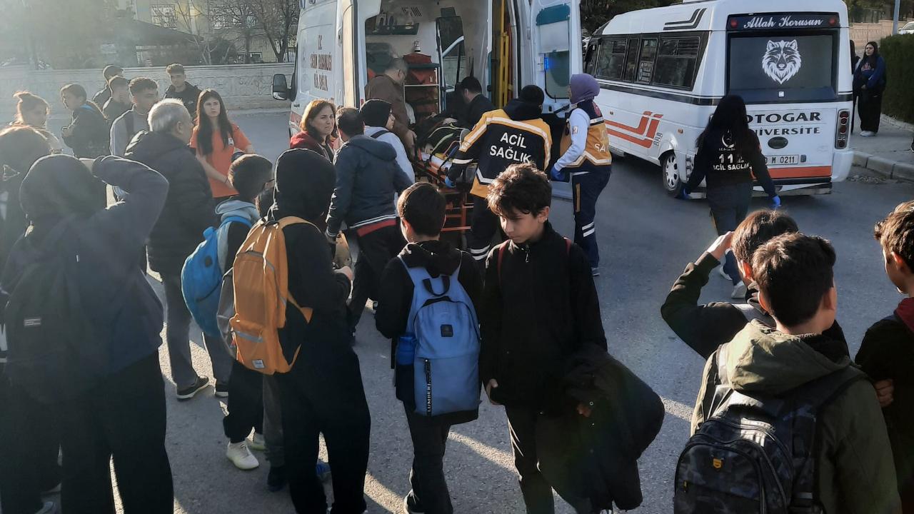 Okul çıkışında lisesi öğrenciye çarpıp kaçan motosiklet sürücüsü aranıyor