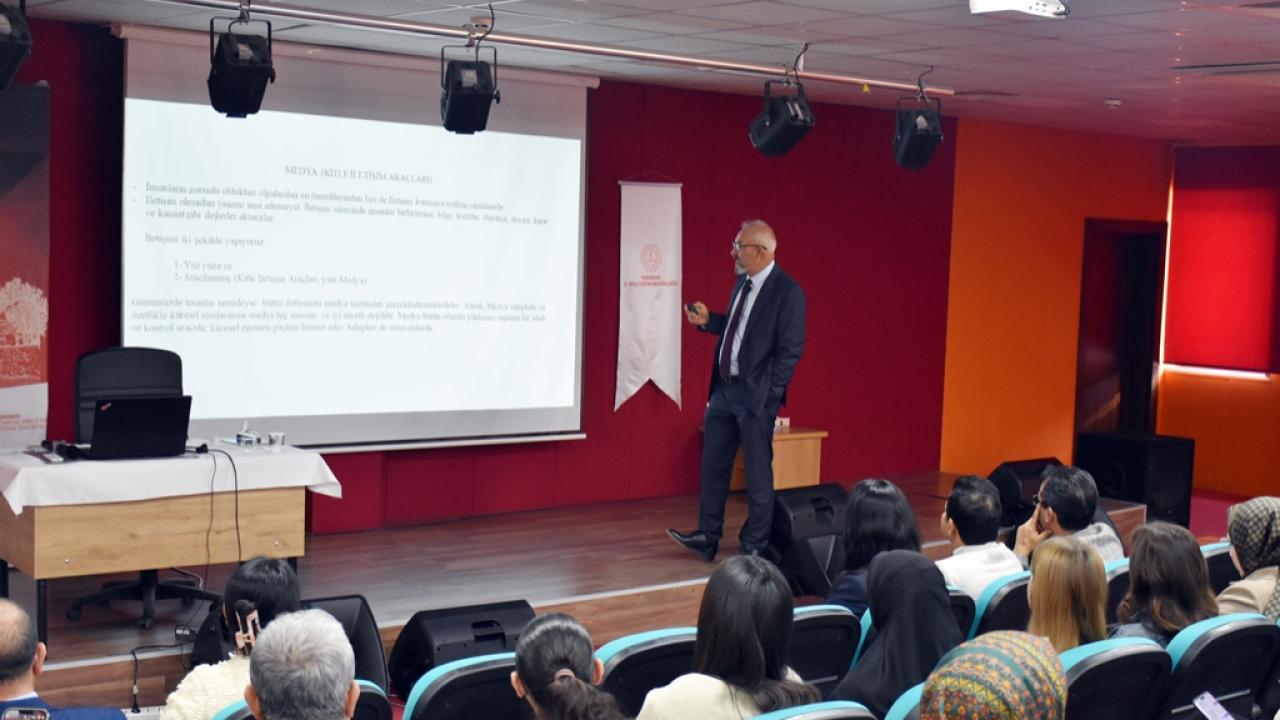 Prof. Dr. Ali Can &quot;Sosyal Medya ve Zihinsel Dönüşüm&quot;ü Anlattı