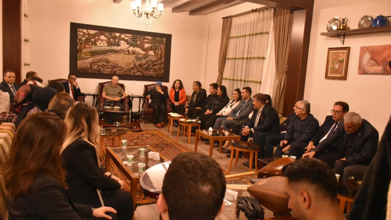 Vali Çiçekli ve Eşi Öğretmenleri Ağırladı