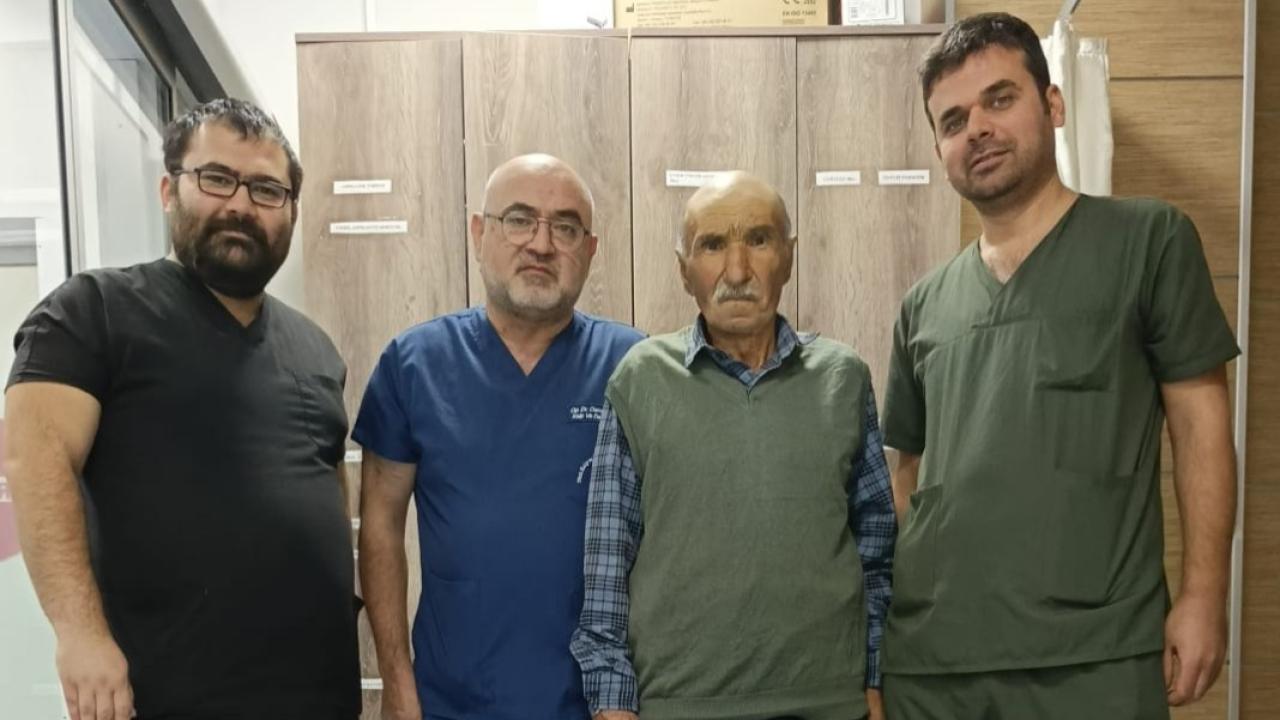 Yüksek Riskli Hastaya Tek Seansta 2 Anevrizma Müdahalesi: 8 Yıllık Stent Hayat Kurtardı
