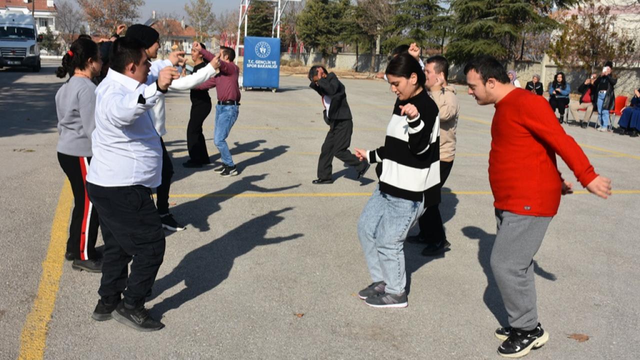 Engelleri Sevgiyle Aşan Öğrenciler Alkış Topladı