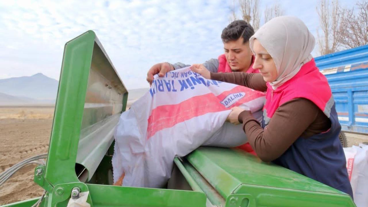 Karacaören Köyünde 6 Farklı Arpa Çeşidi Toprakla Buluştu