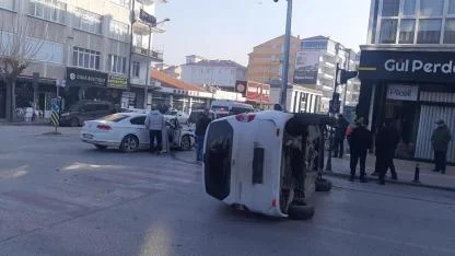 Karaman’da Kavşakta Kaza: 2 Araç Çarpıştı