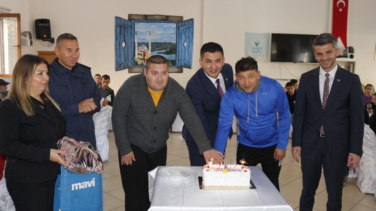 Kaymakam Çam, Umut Kafe’de çocuklarla birlikte mutluluğu paylaştı