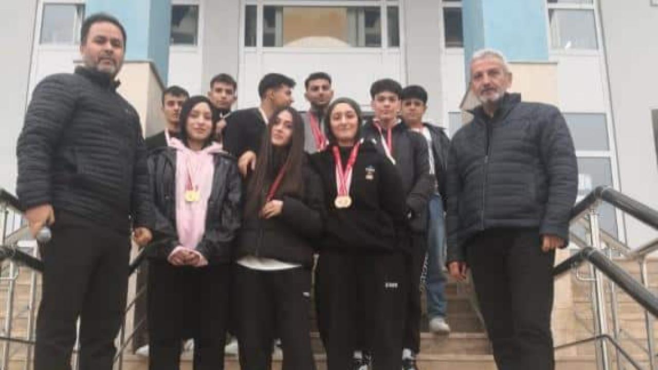 Liseler Arası Bilek Güreşi Turnuvasında TOKİ Anadolu Lisesi Karaman Birincisi Oldu