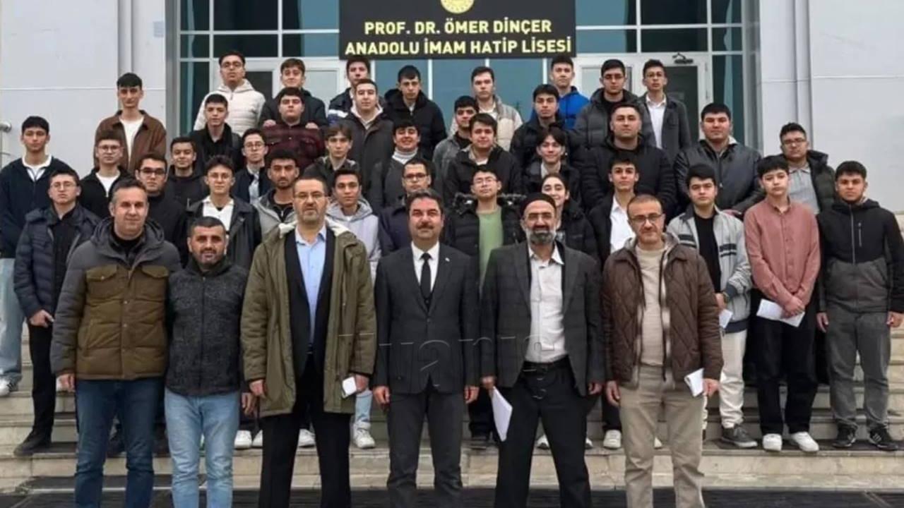 Mihrapta ve Minberde Gençler Var