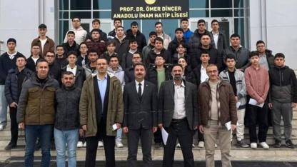 Mihrapta ve Minberde Gençler Var