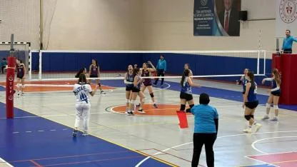 Karaman’da Okul Sporları Yıldızlar Voleybol Grup Müsabakaları Başladı