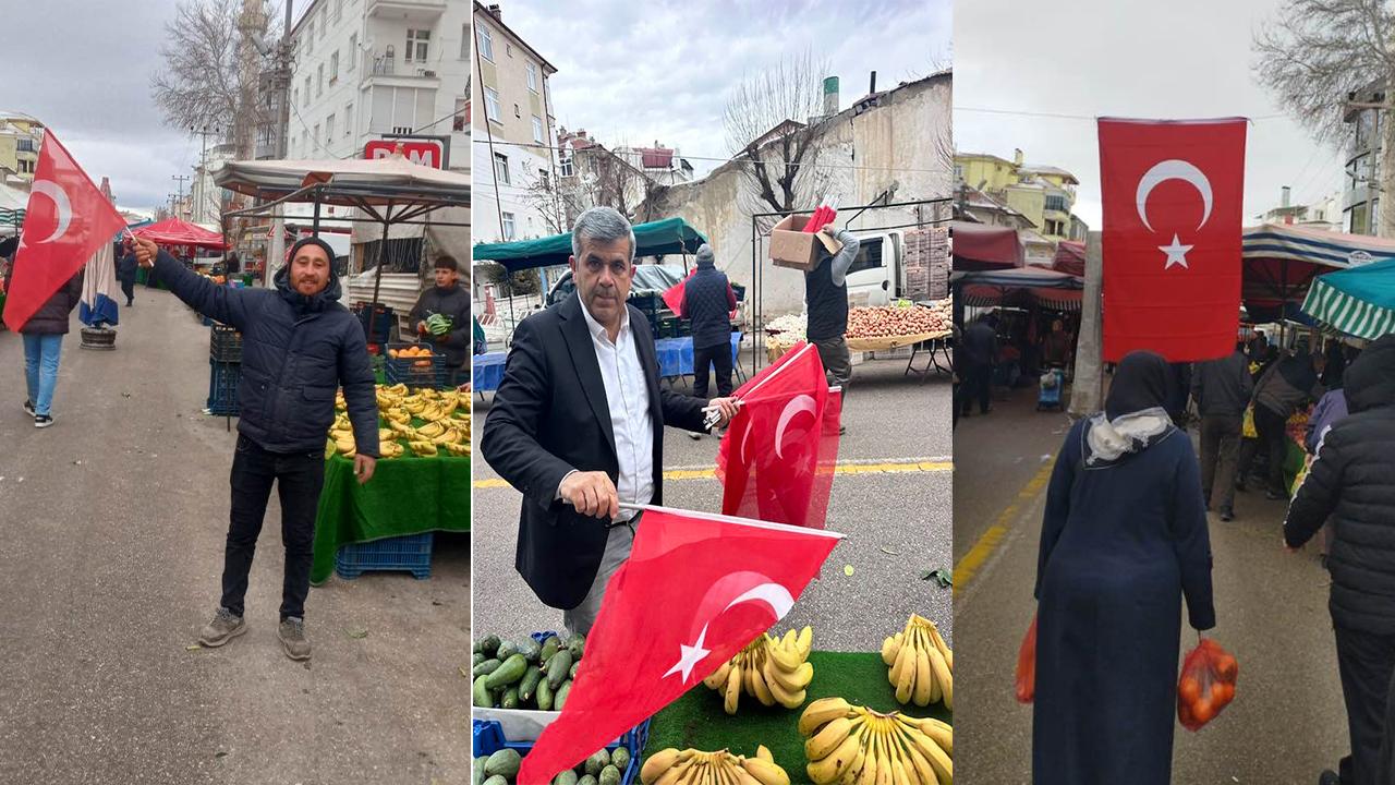 MHP Perşembe Pazarında Türk Bayrağı Dağıttı