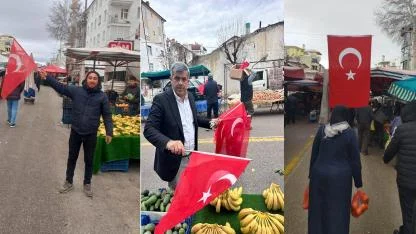 MHP Perşembe Pazarında Türk Bayrağı Dağıttı