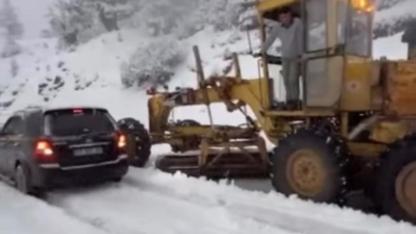 Sarıveliler’de Karla Mücadele: Mahsur Kalan Araç ve Vatandaşlar Kurtarıldı