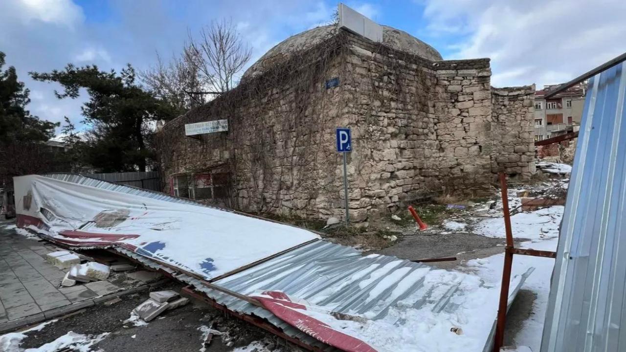 Şehrin Göbeğinde Tarihi İhmal: Süleymanbey Hamamı 6 Yıldır Çürümeye Terk Edildi