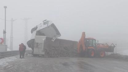 Sertavul Geçidi’nde Aşırı Sis Kazaya Neden oldu. Briket Yüklü Tır Devrildi