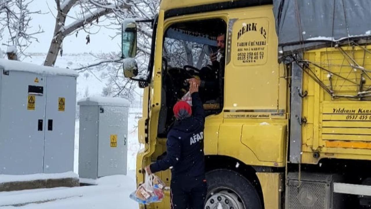 Yolda Mahsur Kalan Sürücülere Kumanya Dağıtıldı