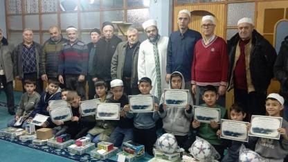 Camiye Gelen Çocuklar Ödüllendirildi