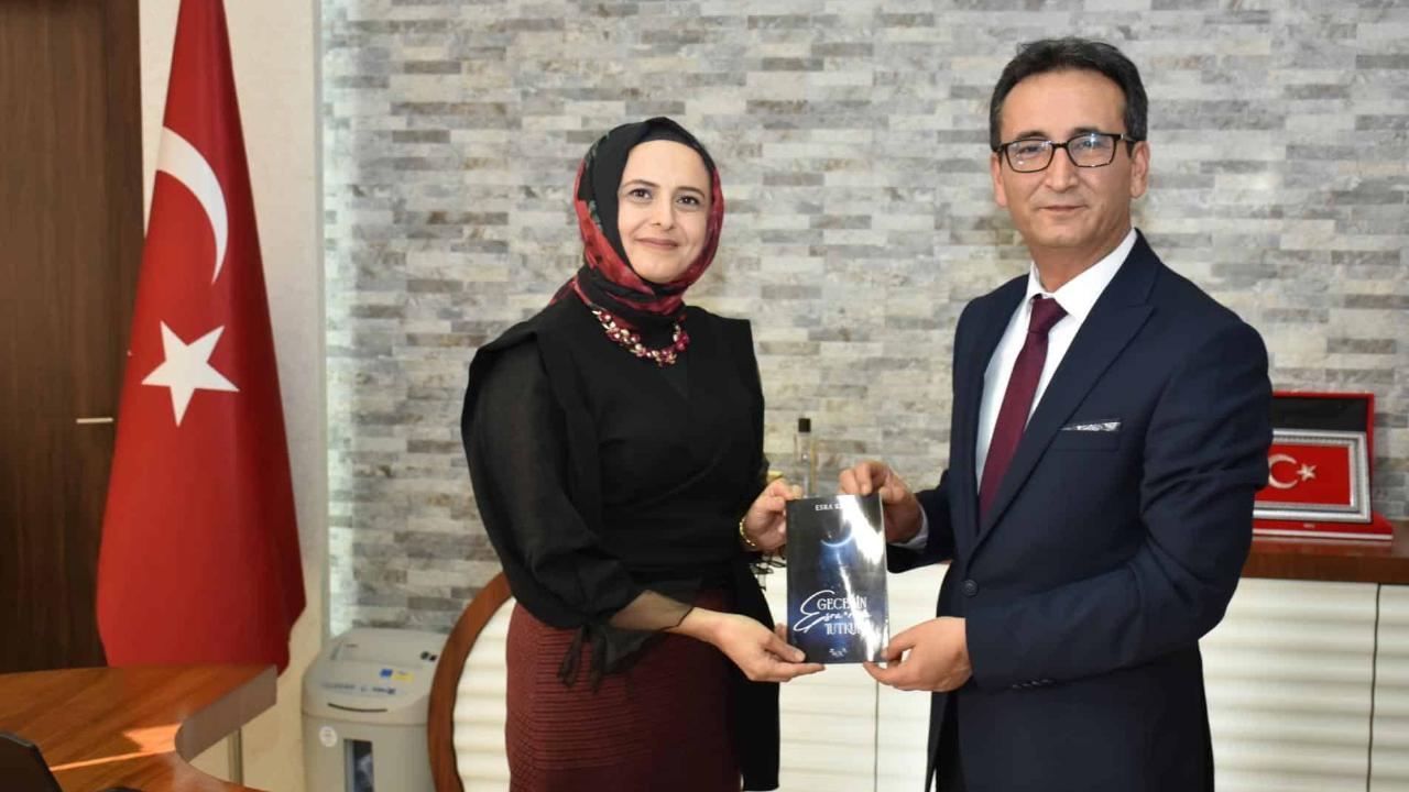 "Gecenin Esrarına Tutkun" Raflardaki Yerini Aldı